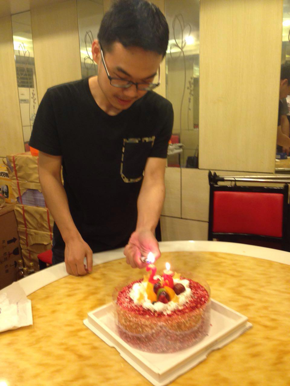 新宜能別墅地源熱泵工程師涂工點燃生日蠟燭，放飛夢想